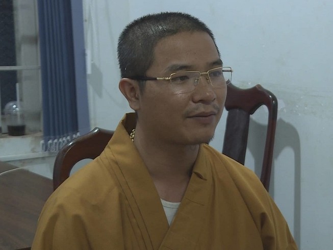 Lời khai người tu hành đập kính ô tô người đi đường