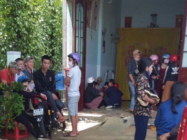 Thăm cháu, phát hiện 2 vợ chồng con trai tử vong trên giường