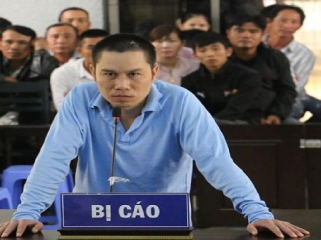 Lãnh án vì cầm dao đến quán cà phê chém người