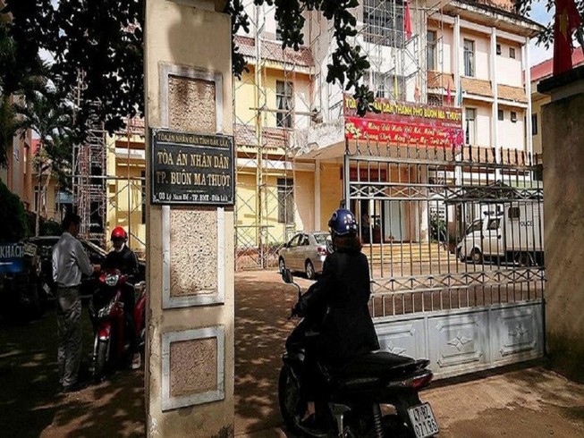 Nữ kiểm sát viên mang thai nhập viện vì bị vung tay trúng mặt
