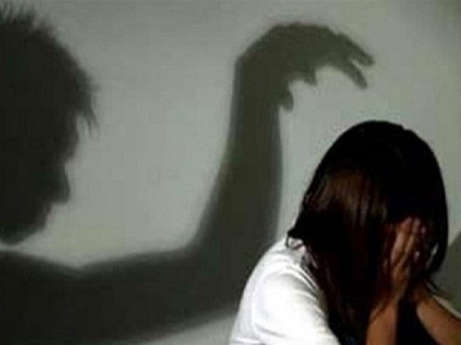 Nữ sinh lớp 9 bị dâm ô trong phòng vệ sinh ở trường