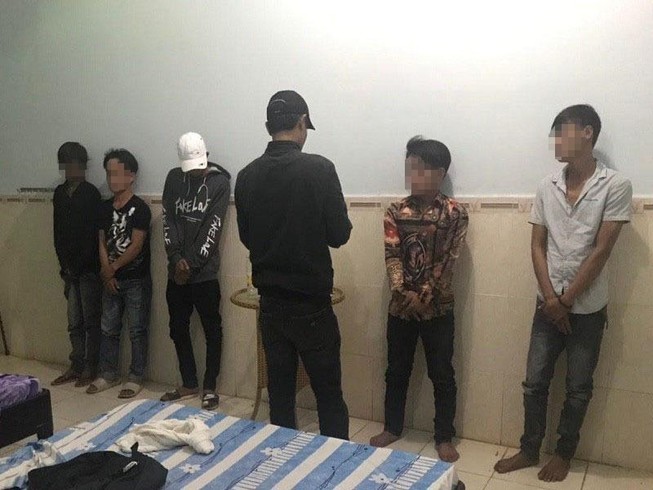 5 thanh niên thuê nhà nghỉ để chơi ma túy