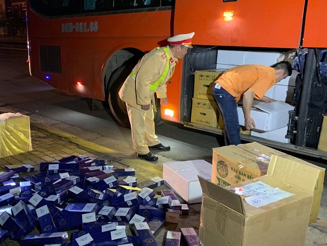 Bên trong kiện hàng 'đồ thờ cúng' là ngàn gói ‘ba số’