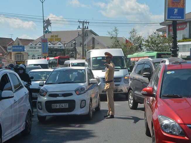 Lâm Đồng: Khách tăng khiến giao thông bị ách tắc nhiều điểm