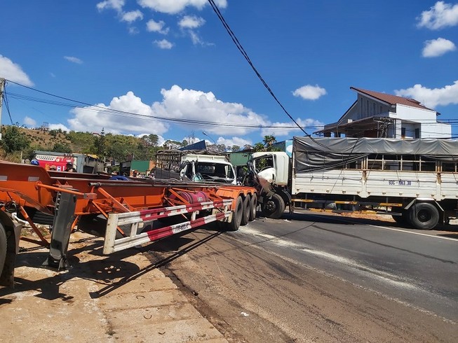 Tai nạn liên hoàn, tường nhà dân bị ủi sập