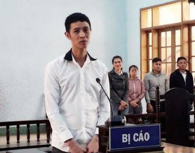 Anh vợ đâm chết em rể sau khi thấy cha bị xô ngã