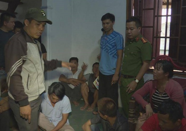 Bắt quả tang 19 người đang say sưa xóc đĩa