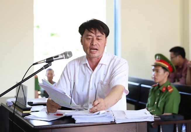 Cựu chủ tịch xã hầu tòa và đề nghị thay đổi kiểm sát viên