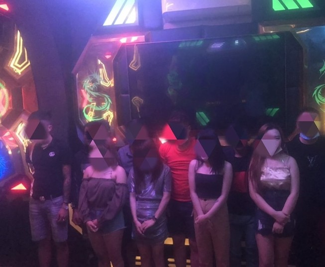 Hàng chục nam nữ chơi ma túy ở quán karaoke