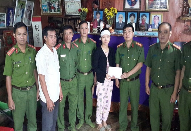 Vợ nạn nhân vụ Thủy điện Rào Trăng 3 nhận lại tiền bị lừa
