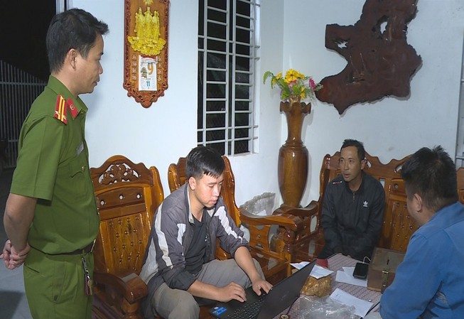 Thuê người cảnh giới để mở sòng bạc trong nhà