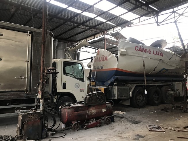 Nổ xe bồn khi đang sửa, 3 người nhập viện