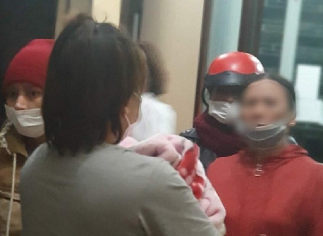 Nữ bị cáo mang con mới sinh đến tòa