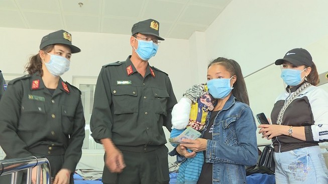 Đắk Lắk: Té trúng bếp lửa, bé 2 tuổi nhập viện