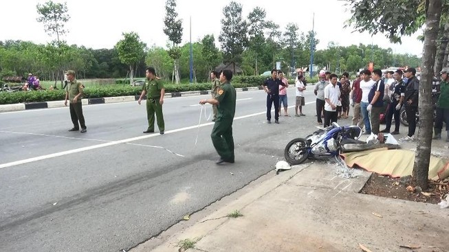 Đau lòng: Đi đón con, người phụ nữ va vào cột bê tông tử vong