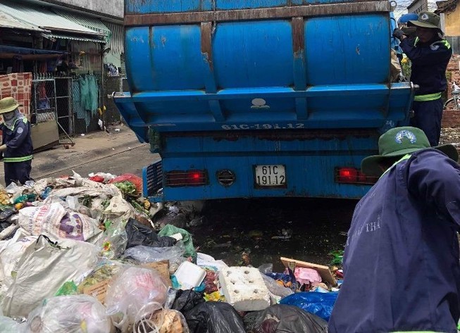 Dân phản đối trạm ép rác ngay trung tâm thị xã