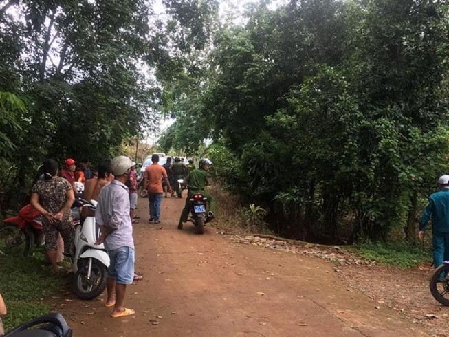 Mâu thuẫn đất đai, em bắn hai vợ chồng anh trai