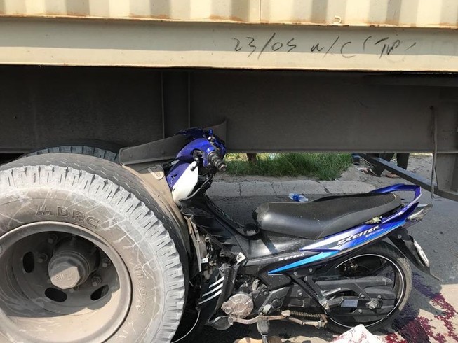 Nam thanh niên tông vào đuôi container chết thảm