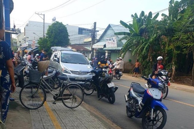 Bình Dương: Hình sự nổ súng bắt nhóm người mang dao tẩu thoát