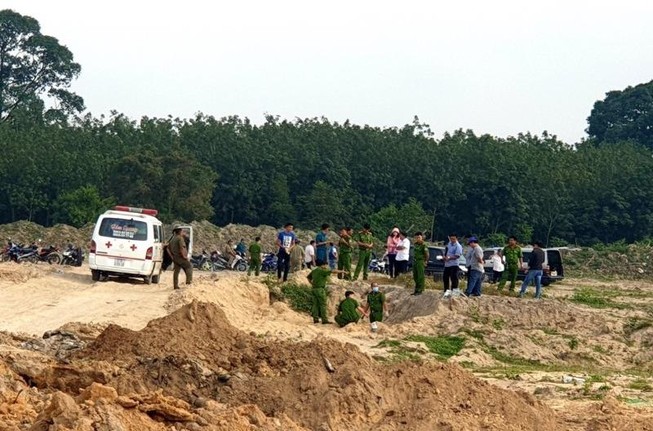 Thi thể cháy đen giữa bãi đất trống ở Bình Dương