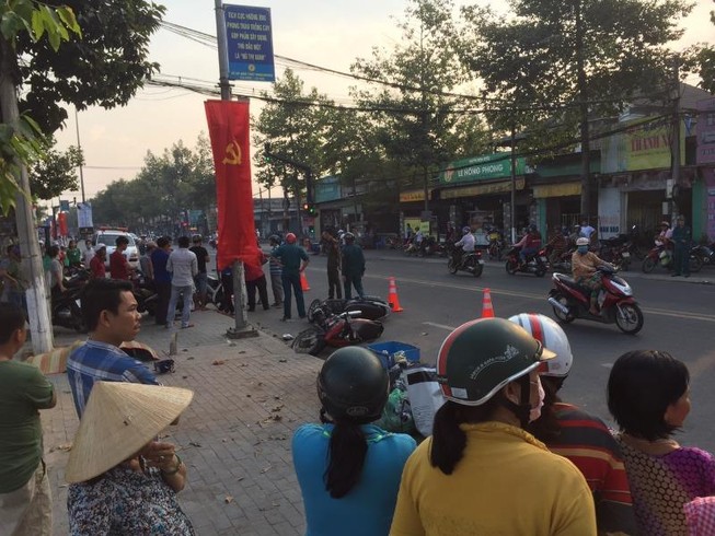 Bình Dương: Xe máy đấu đầu, thanh niên văng lên vỉa hè tử vong