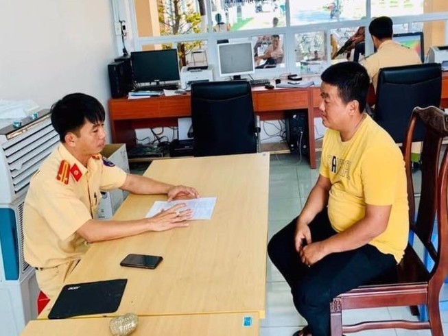 Vừa chạy xe vừa tắm, hai thanh niên bị công an phạt nặng