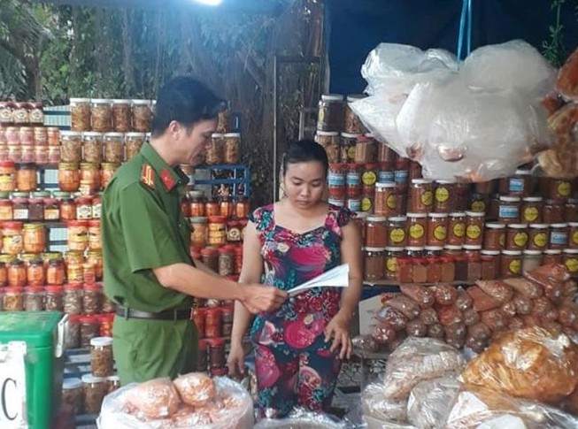 Phát hàng trăm tờ rơi về kẻ giết người ở Củ Chi cho người dân