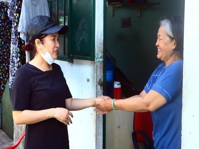 Bật khóc khi được miễn 2 tháng tiền nhà vì dịch COVID-19