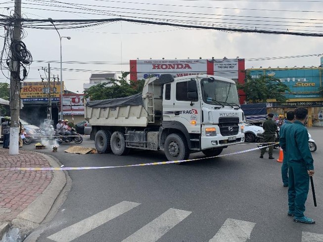 Cụ bà ở Bình Dương bị xe ben cuốn vào gầm