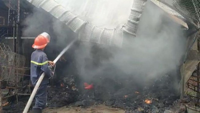 Dân kịp cứu 2 trẻ ở Bình Dương thoát khỏi đám cháy
