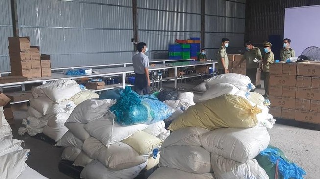 Bình Dương: 1 công ty gom hàng triệu găng tay y tế cũ để bán
