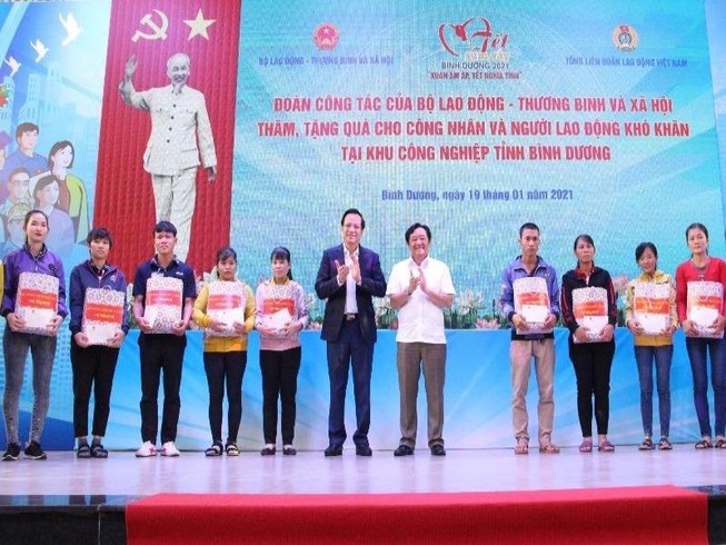 Hàng trăm ngàn công nhân không về quê ăn tết vì dịch COVID-19