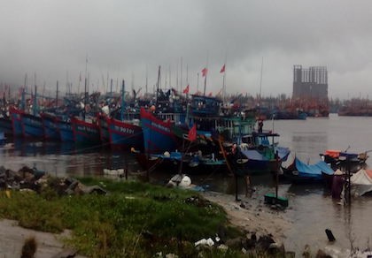 Lũ miền Trung lên ào ạt, nhiều tàu cá gặp nạn