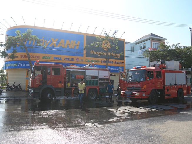 Cháy lớn tại siêu thị Điện Máy Xanh