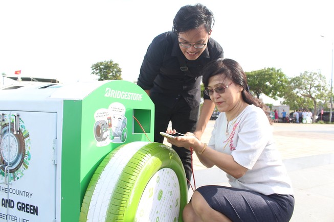 Đà Nẵng tiếp nhận thùng rác có sạc pin điện thoại