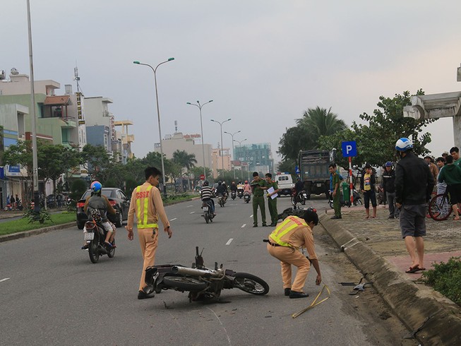 2 xe máy va chạm ở Đà Nẵng, 2 người thương vong