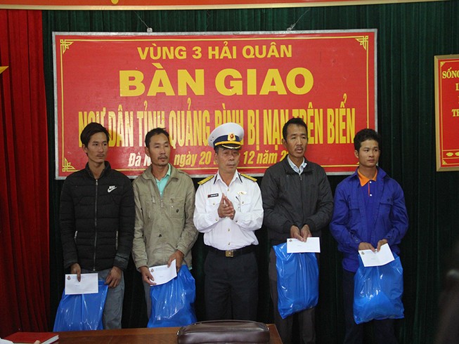 Hải quân Vùng 3 cứu 4 ngư dân Quảng Bình bị chìm tàu