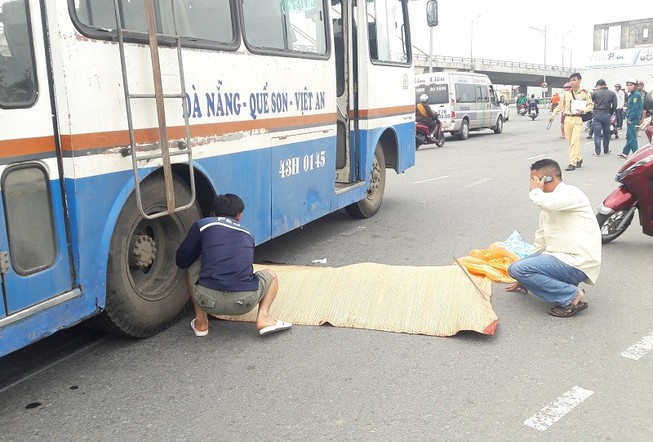 Va chạm với xe khách, người đi xe máy bị cán tử vong