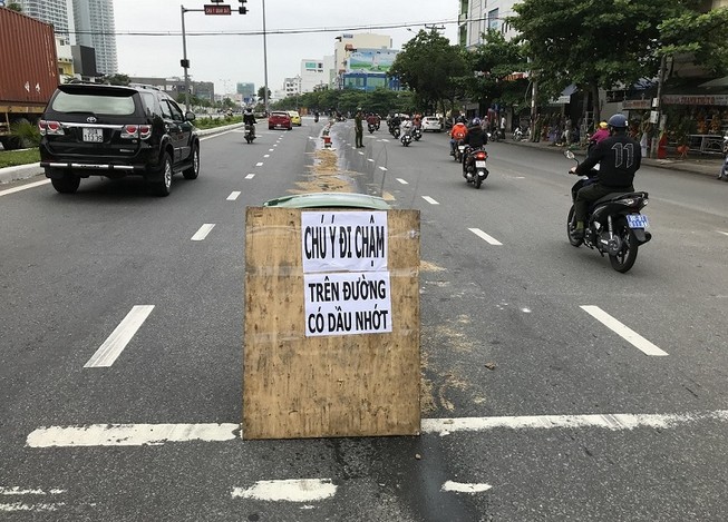 Cán vệt nhớt, hàng loạt xe máy ngã nhào trên đường