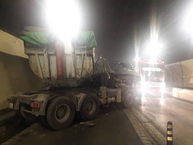 2 xe tải tông trong hầm Hải Vân làm 3 người bị thương