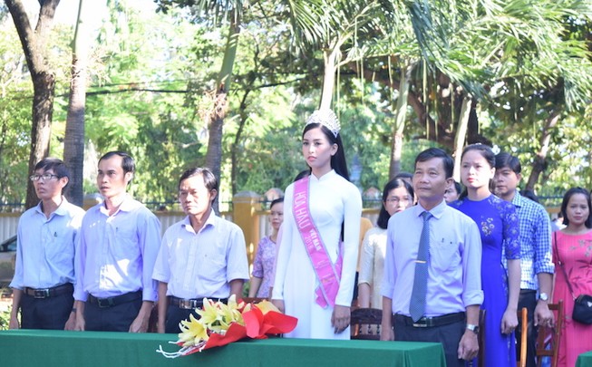 Tân hoa hậu Trần Tiểu Vy dự lễ chào cờ ở trường cũ