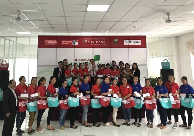 Tặng 1.000 giỏ xách cho công nhân đi chợ
