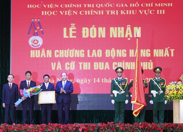 Trao huân chương hạng Nhất cho Học viện chính trị khu vực III