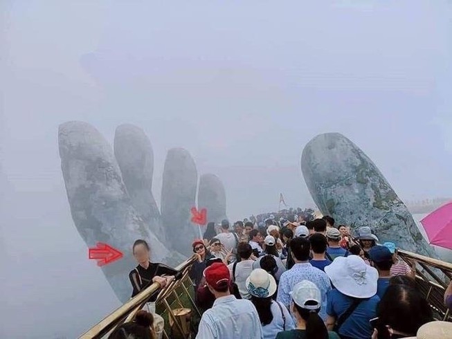 Bức xúc với nữ du khách đứng trên bàn tay đỡ Cầu Vàng