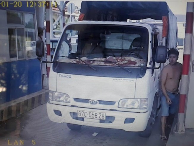 Điều tra tài xế giật điện thoại nhân viên thu phí BOT