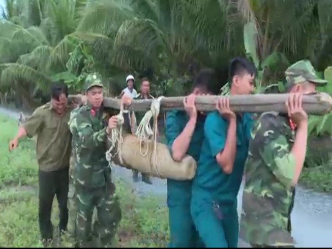 Hai giờ vô hiệu hóa quả bom 150 kg nằm trong vườn nhà dân