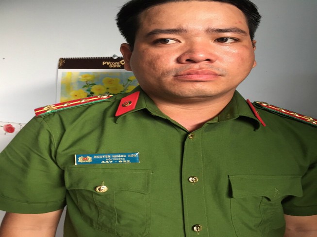 Vừa ra tù đã giả công an