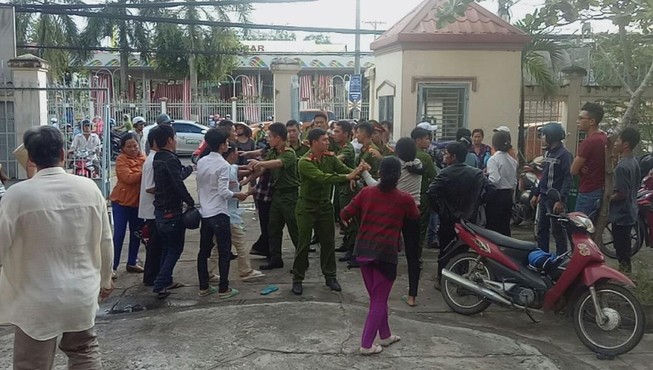 Gia đình bị cáo, bị hại đánh nhau náo loạn tại sân tòa