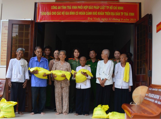 Pháp Luật TP.HCM và Công an Trà Vinh trao quà cho người nghèo