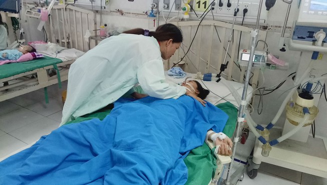 Dạo chơi công viên, cô bé 14 tuổi bị điện giật nguy kịch